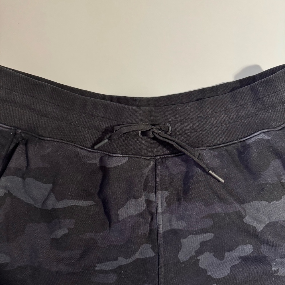 Lululemon Inner Glow Terry Black Camo Shorts Size 12 - Picture 5 of 7